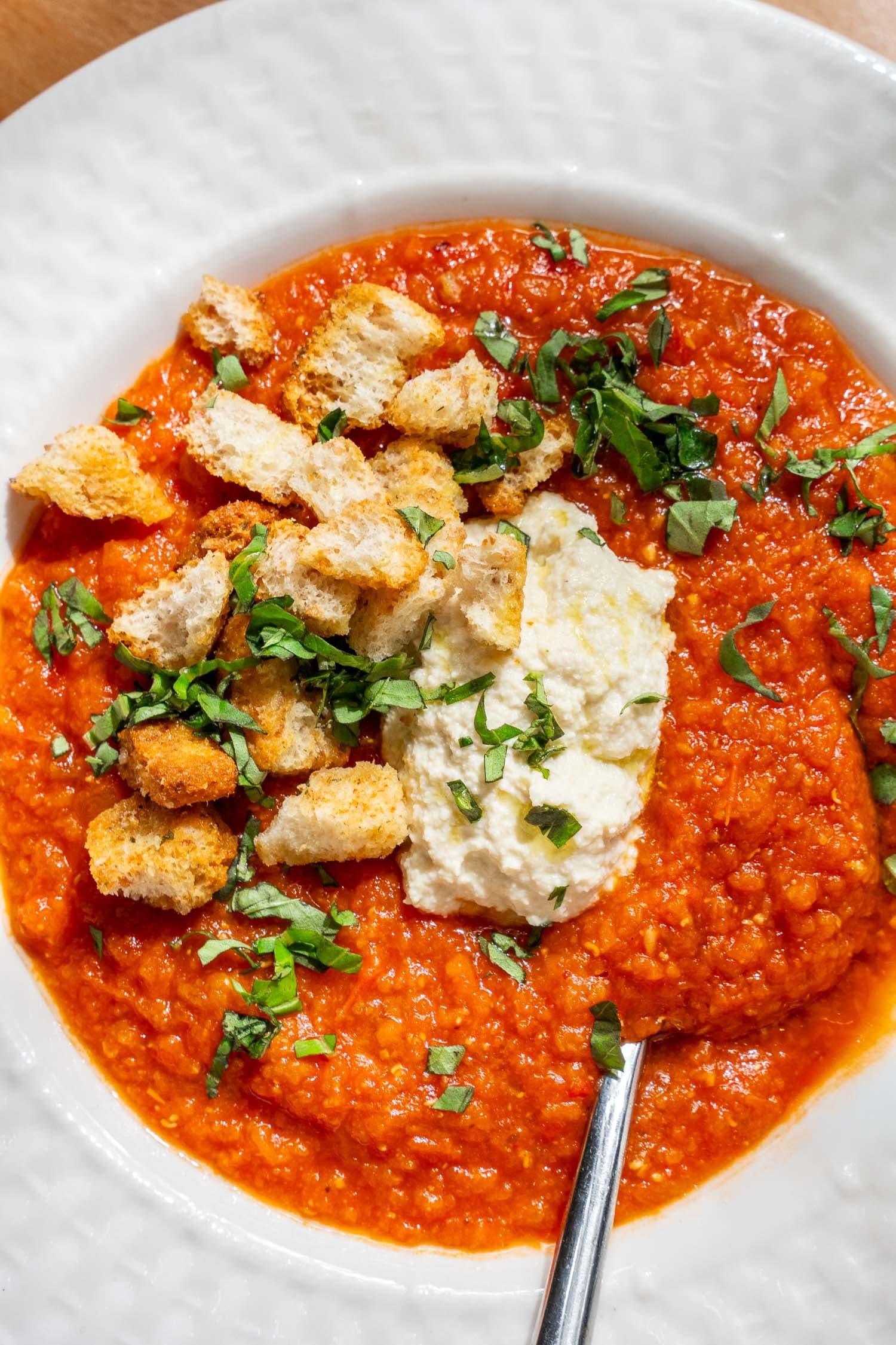 Soupe tomate-lentilles rôties