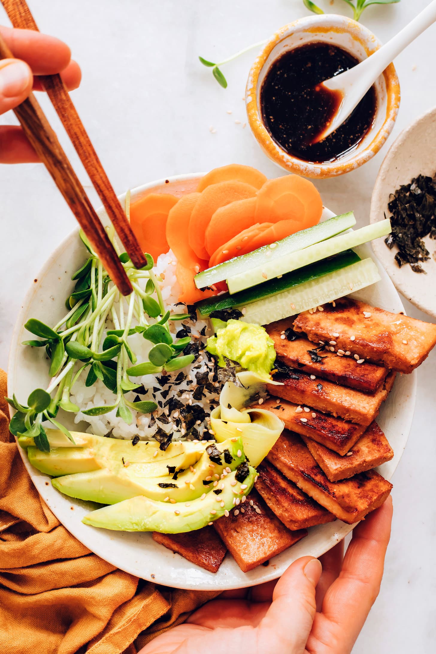 Sushi bowl au tofu mariné