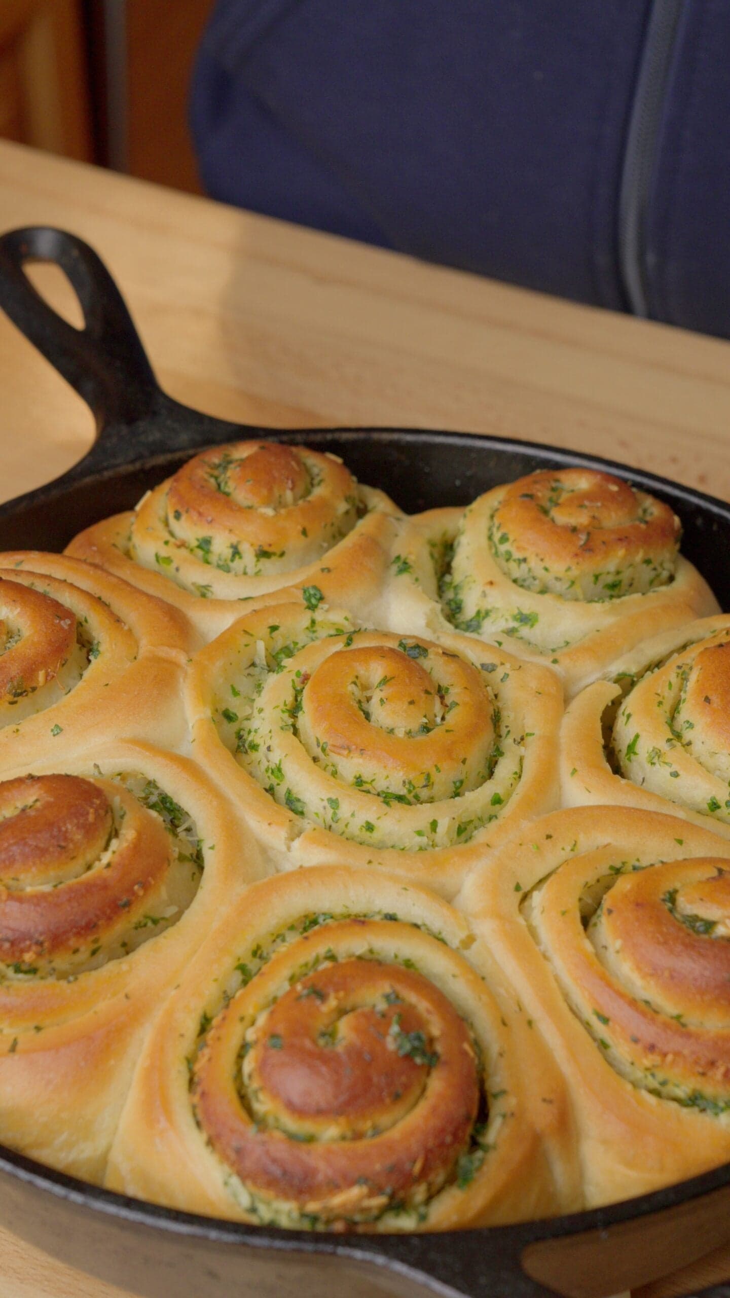 Milk bread rolls ail & herbes