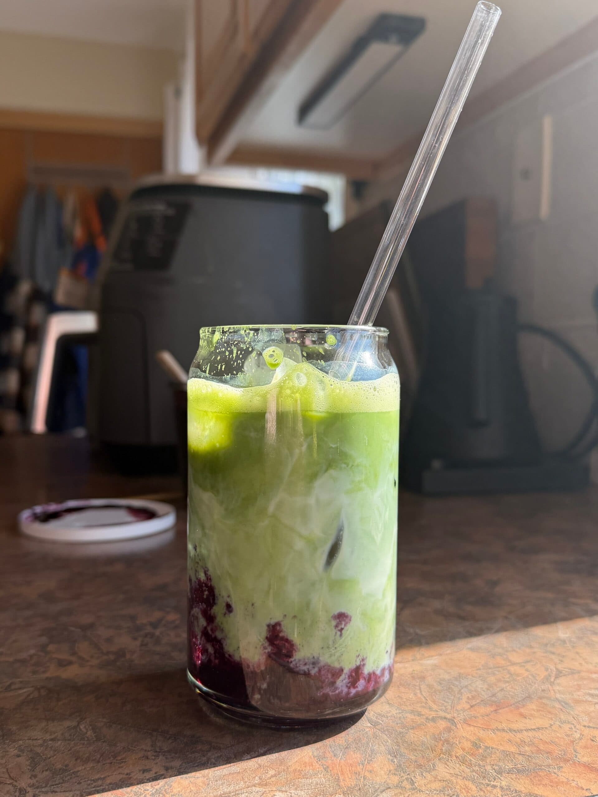 Latte matcha myrtille glacé